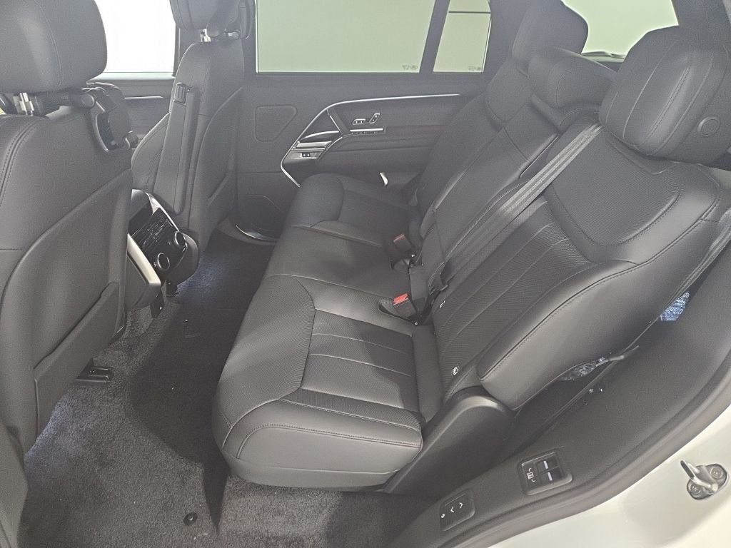 New 2026 Ostuni Pearl White Land Rover SE image 21