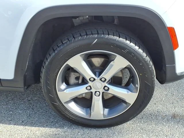 Used 2022 White Jeep Limited 4x4 image 3