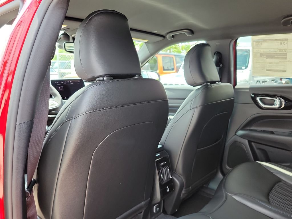 New 2026 Red Hot Pearl-Coat Exterior Paint Jeep Latitude image 16