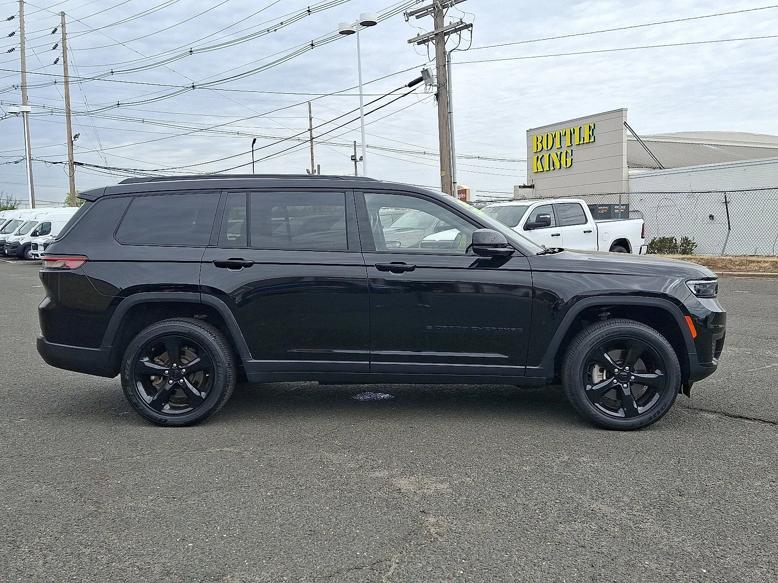 Used 2023 Diamond Black Crystal Pearlcoat Jeep Altitude image 8