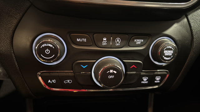 Used 2020 Diamond Black Crystal Pearlcoat Jeep Latitude image 17