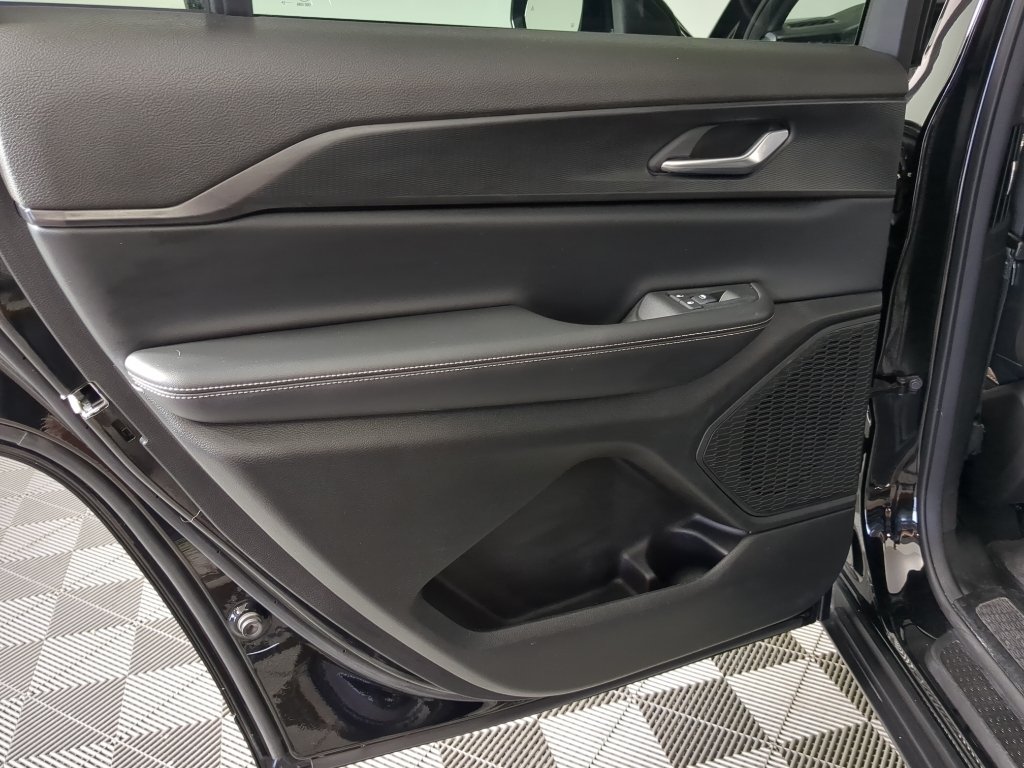 Used 2024 Diamond Black Crystal Pearlcoat Jeep Altitude X image 20