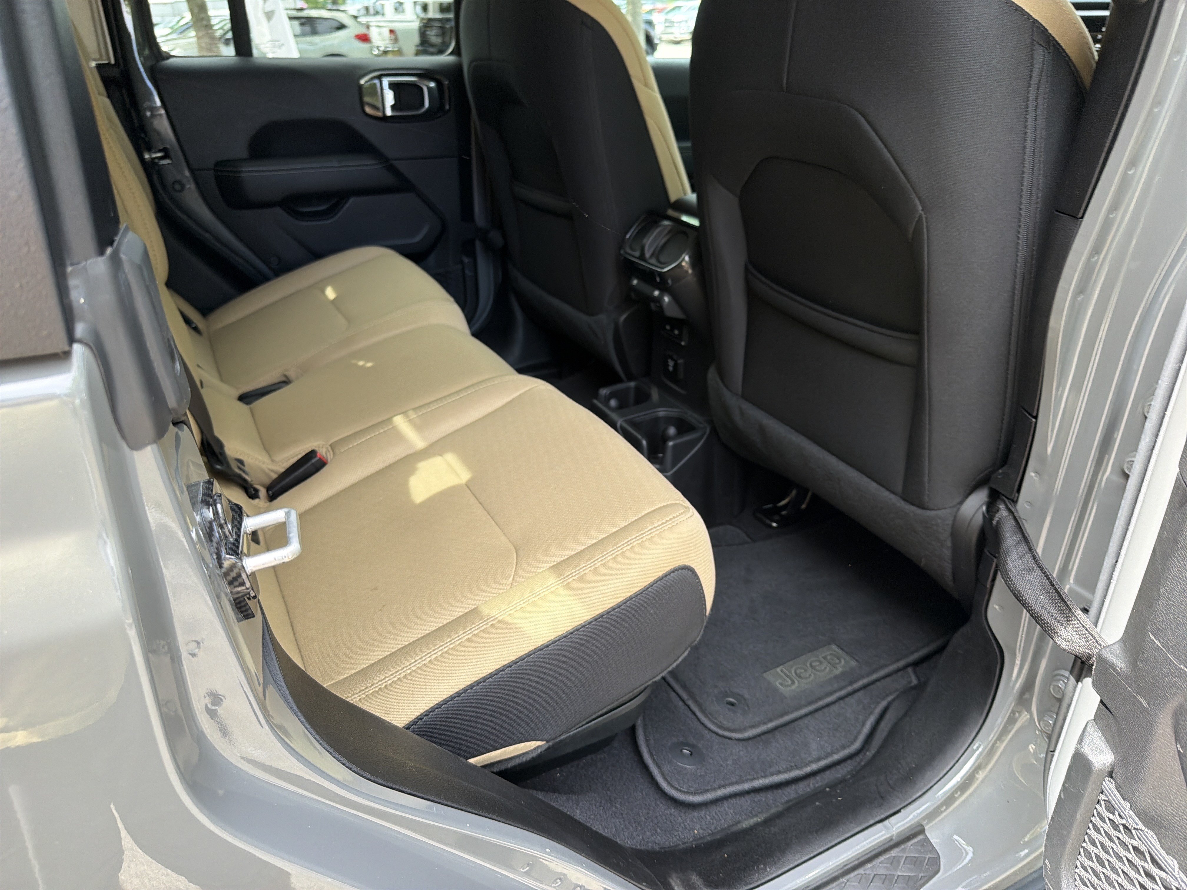 Used 2022 Sting-Gray Clearcoat Jeep Overland image 13