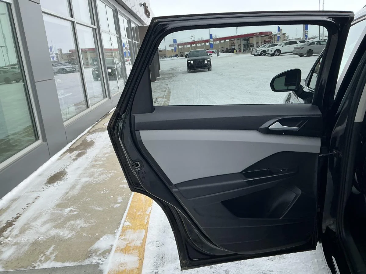 Used 2022 Grey Volkswagen Comfortline image 31