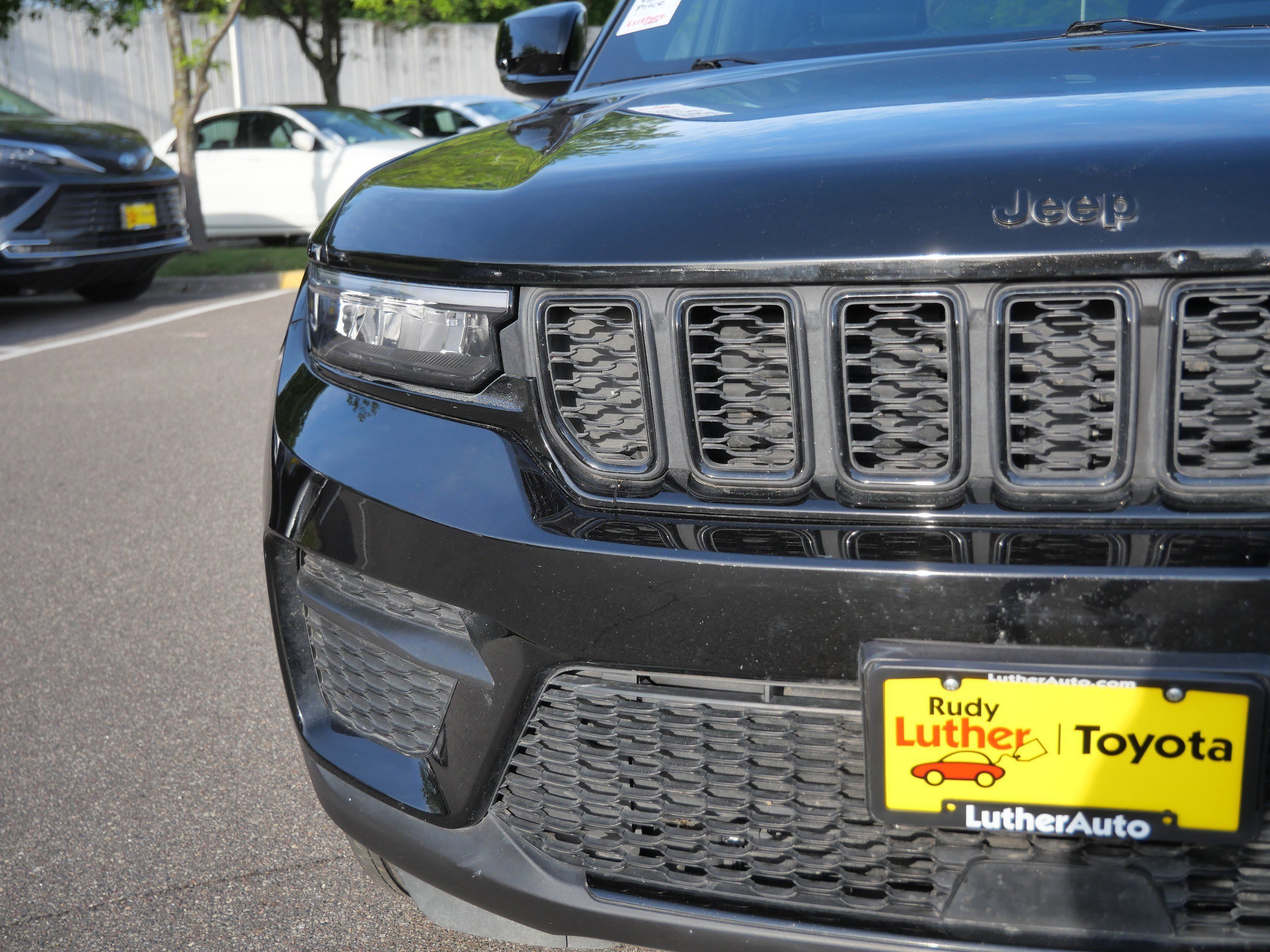 Used 2025 Diamond Black Crystal Pearlcoat Jeep Altitude image 16