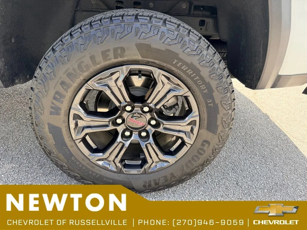Used 2024 Summit White GMC Elevation image 32