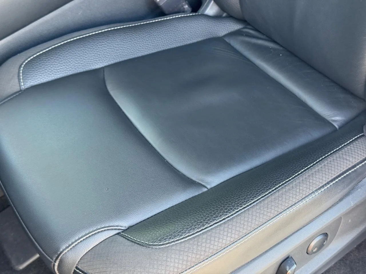 Used 2025 Brilliant Silver Metallic Nissan SL image 28