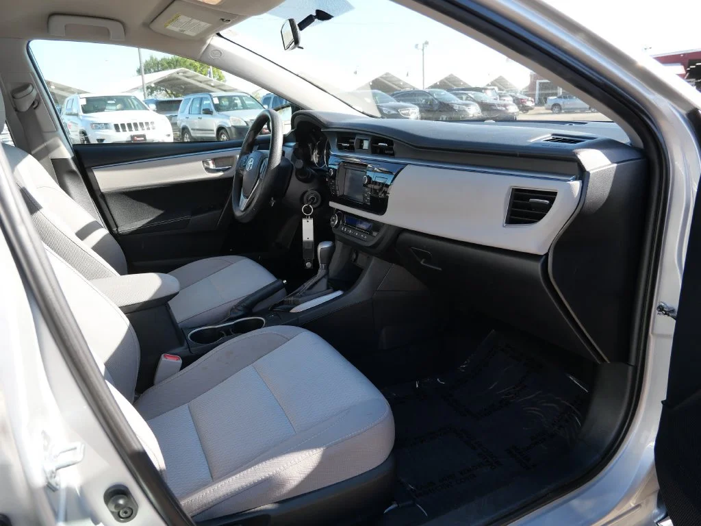 Used 2016 Silver Toyota LE image 11