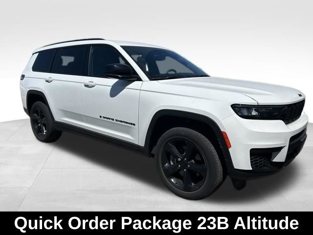 Used 2023 White Jeep Altitude image 3