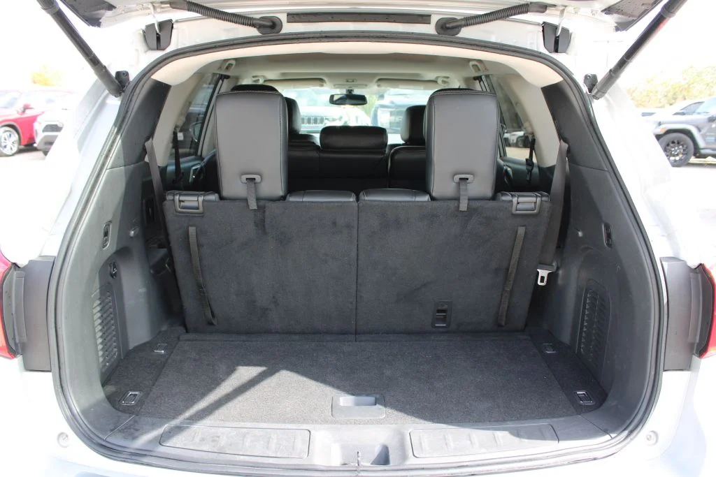 Used 2018 Silver Nissan SL image 10