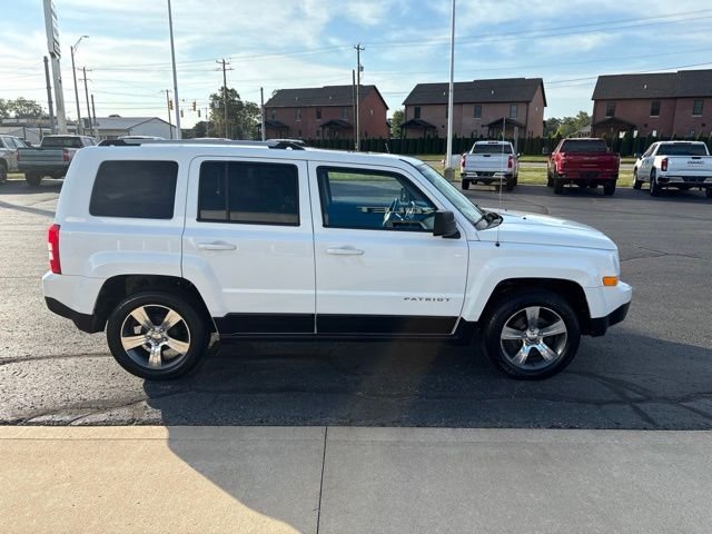 Used 2016 White Jeep Latitude image 9