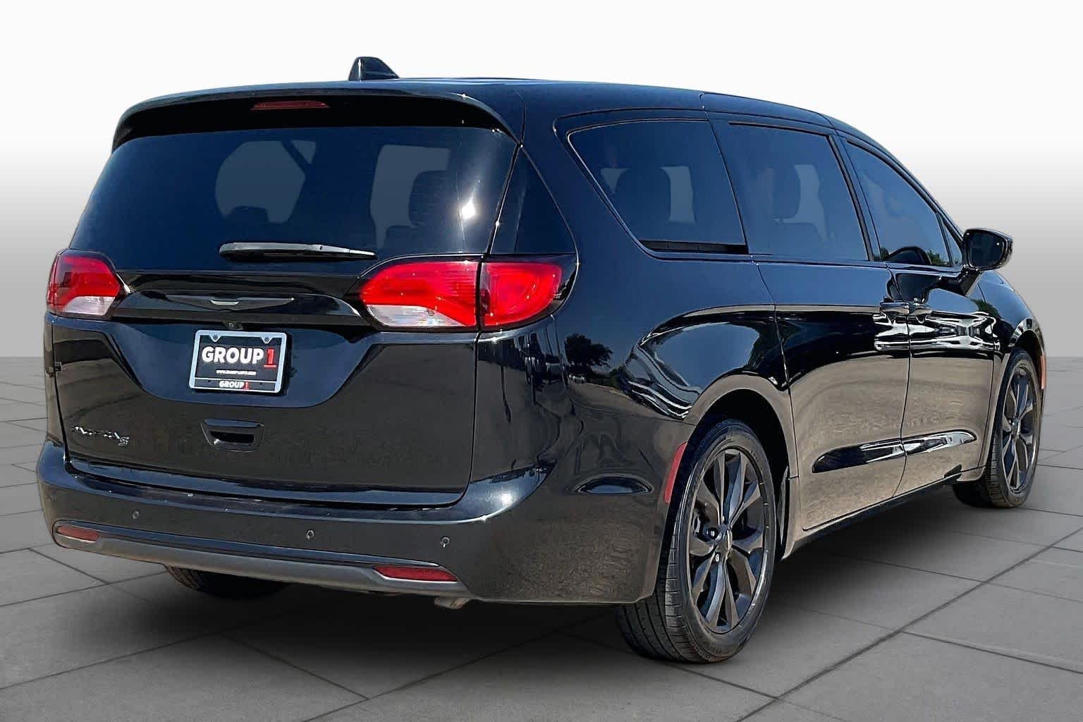 Used 2018 Brilliant Black Crystal Pearlcoat Chrysler Touring Plus image 12