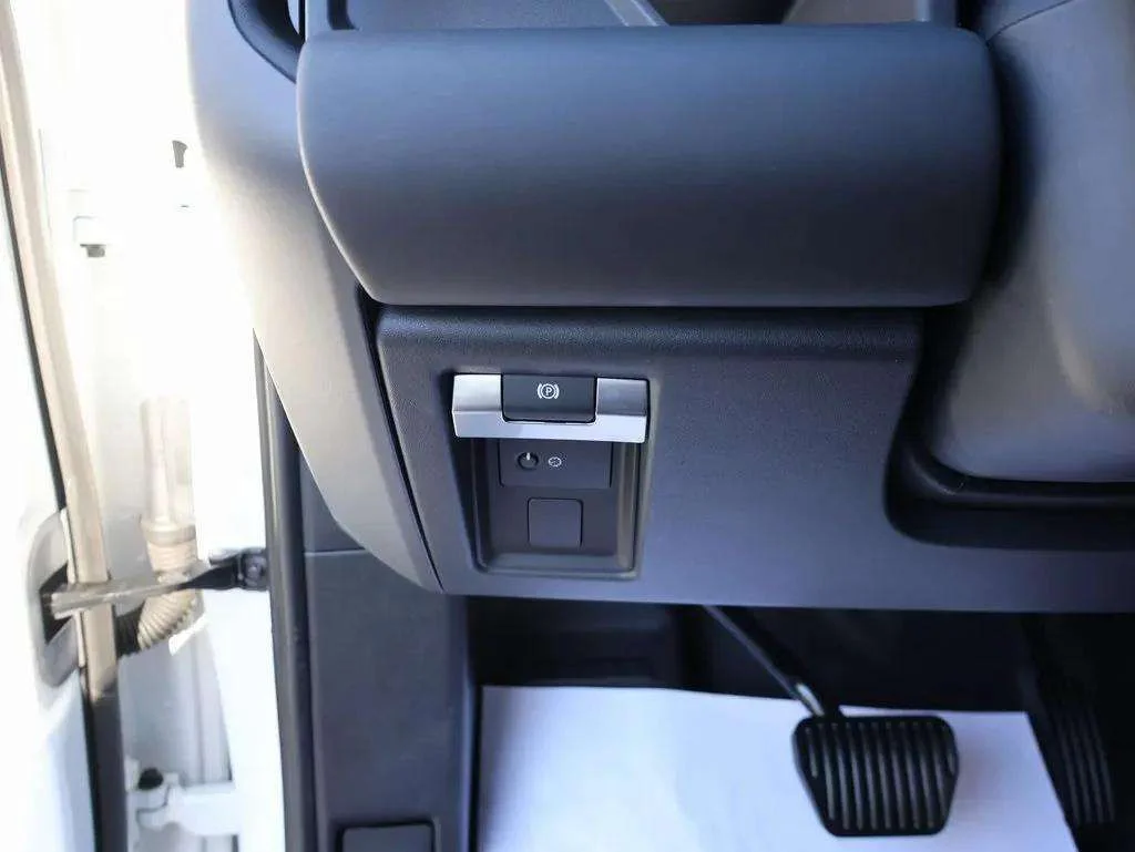 2024 Land Rover Defender X-Dynamic SE - Photo 13