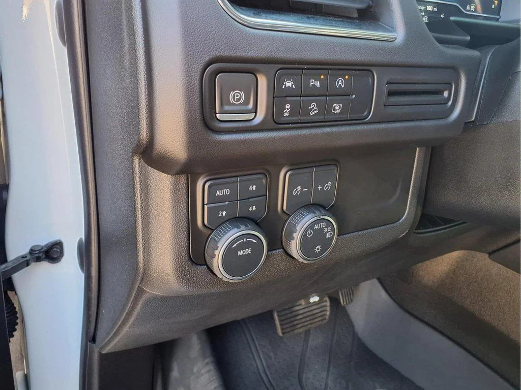 Used 2023 Iridescent Pearl Tricoat Chevrolet 4WD 4dr Z71 image 18