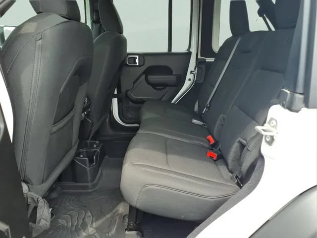 Used 2022  Jeep Unlimited Sport Altitude image 21