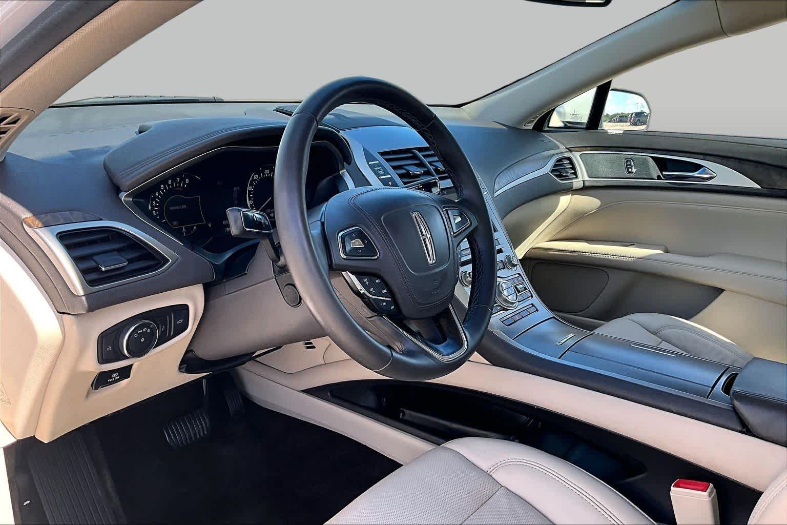 Used 2017 White Platinum Metallic Tri-Coat Lincoln Reserve image 17