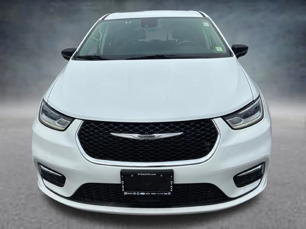 Used 2024 Bright White Clea Chrysler Touring L image 9