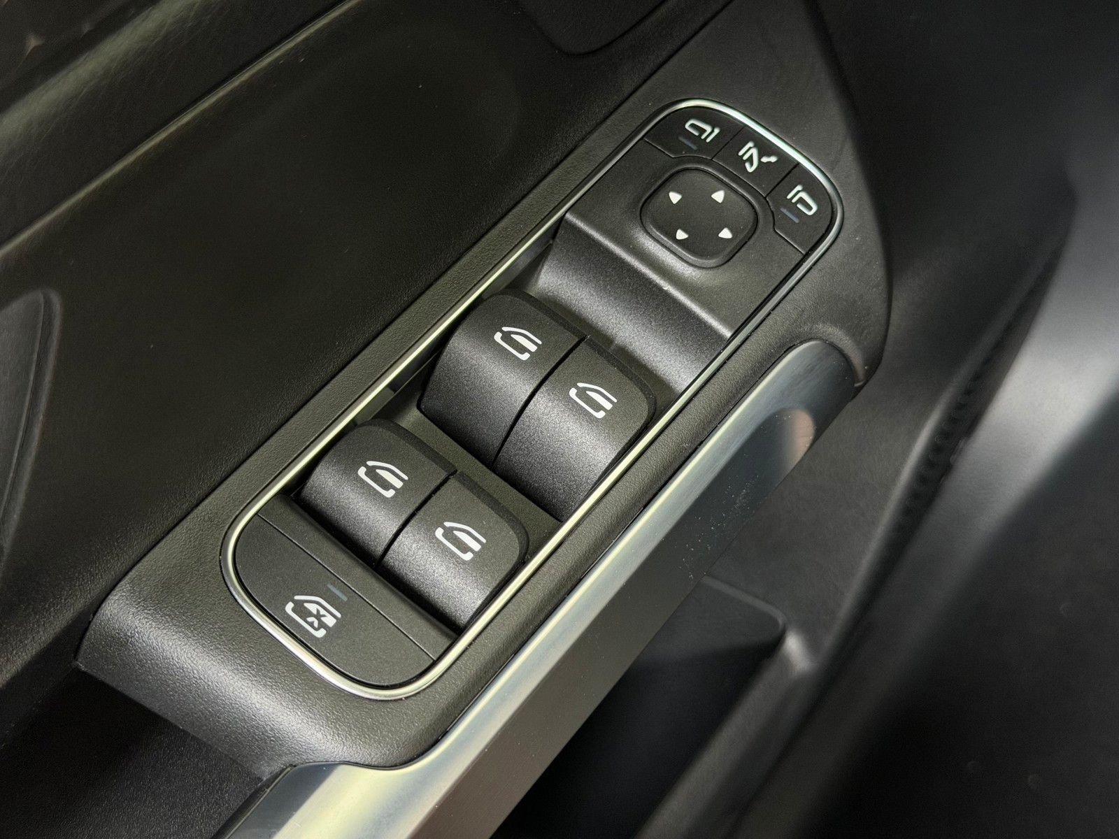 New 2026 Cirrus Silver Metallic Mercedes-Benz GLB 250 image 18
