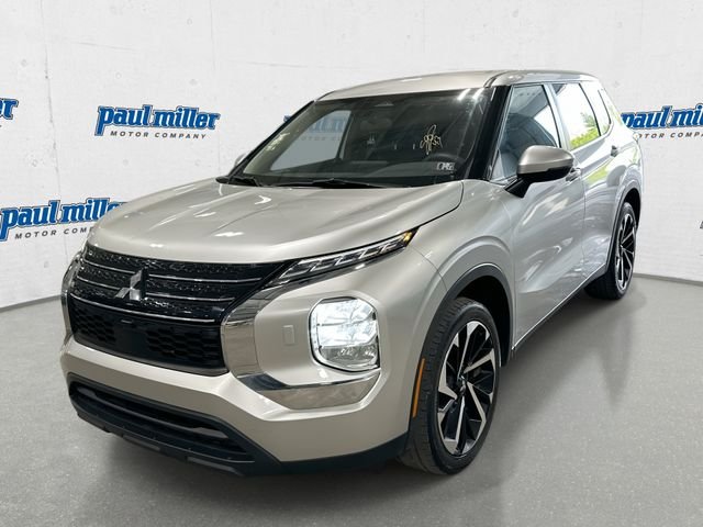 2022 Mitsubishi Outlander ES S-AWC's photo