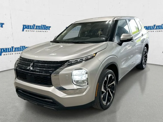 2022 Mitsubishi Outlander ES S-AWC's photo