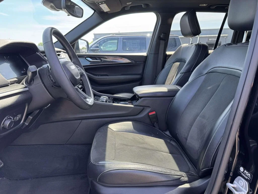 Used 2023 Black Jeep Altitude X image 13