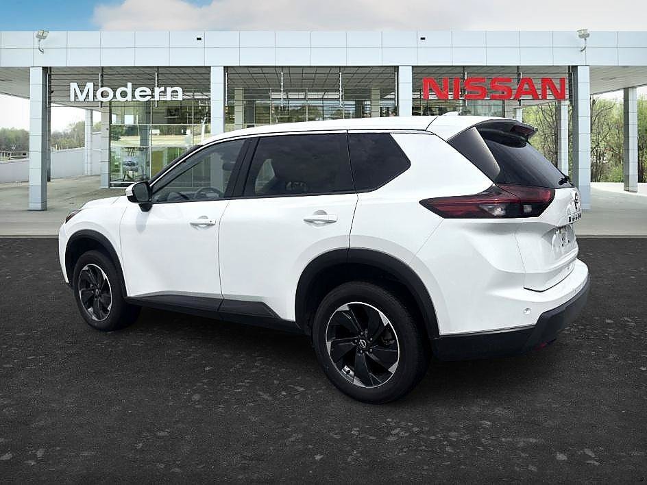 Certified Used 2025 Everest White Pearl Nissan SV image 3