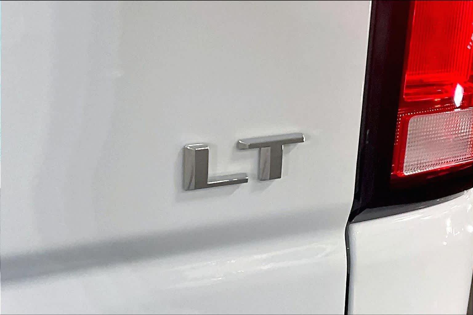 Used 2025 Summit White Chevrolet LT image 10
