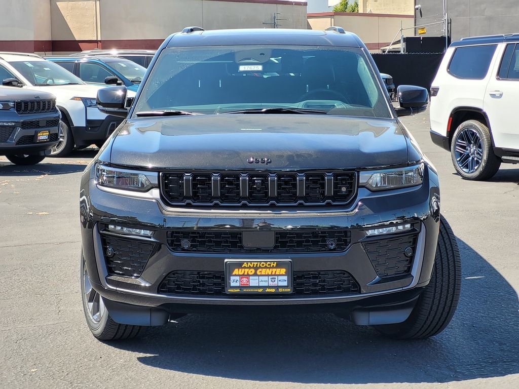 New 2026 Diamond Black Crystal Pearl-Coat Exterior Paint Jeep Limited Reserve image 2