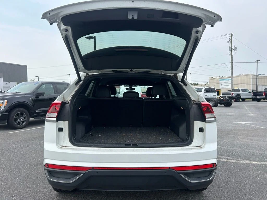 Used 2021 Pure White Volkswagen 2.0T SE w/Technology image 17