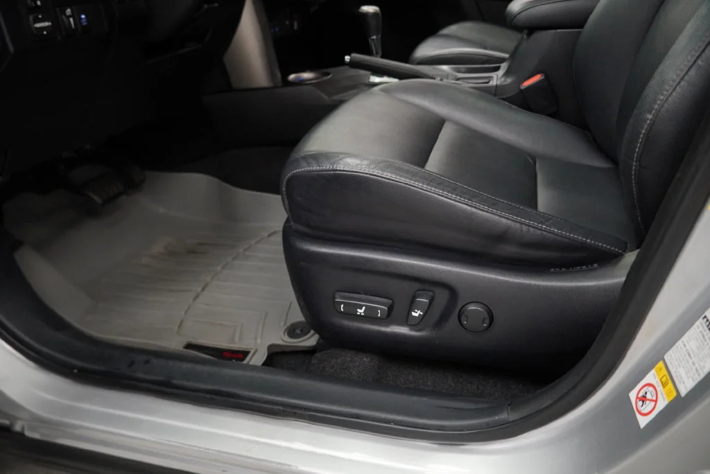 Used 2013 Silver Toyota Limited image 34
