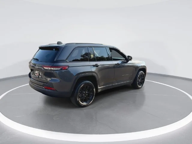 Used 2024 Gray Jeep Altitude image 8