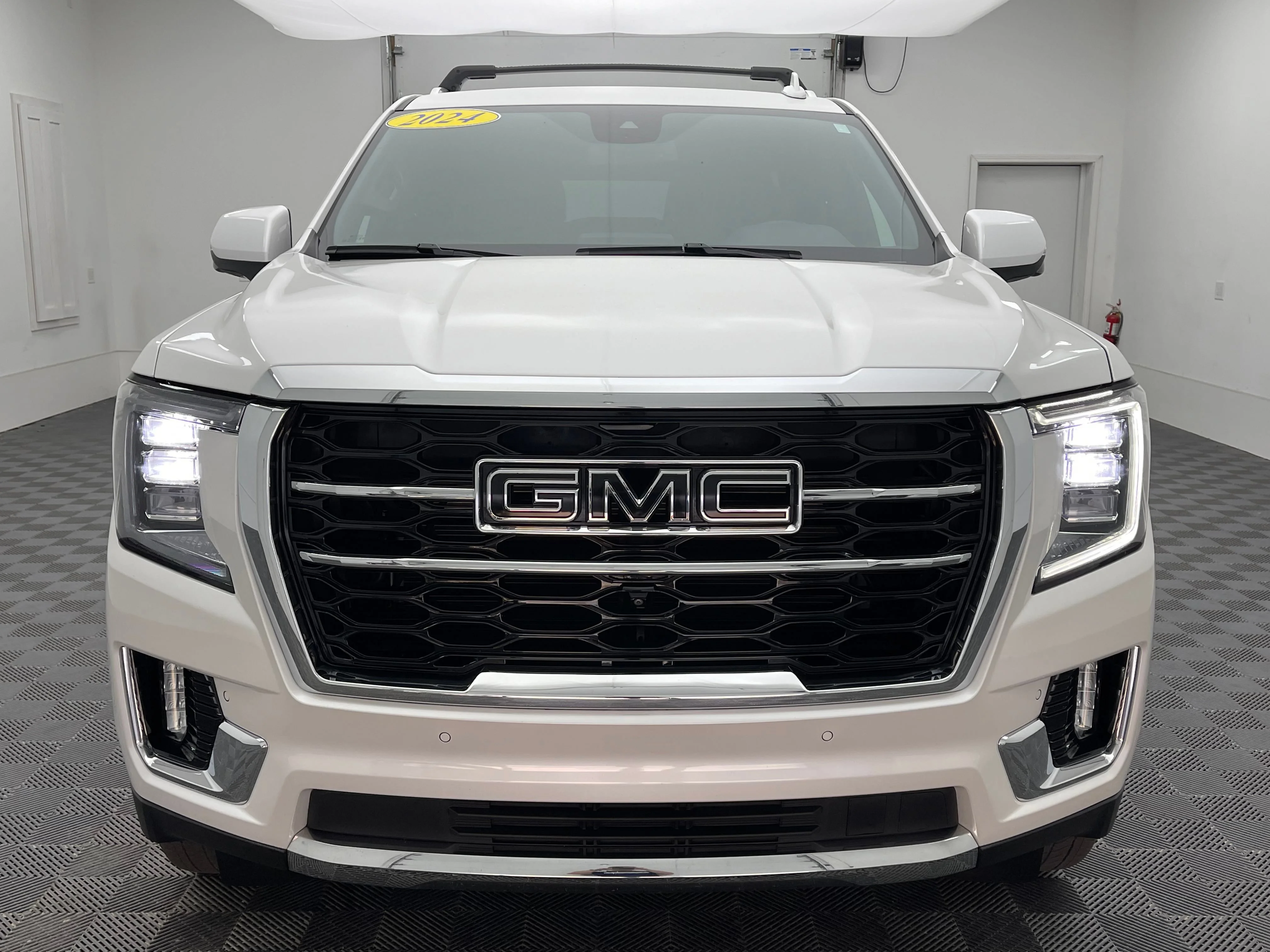 Used 2024 White Frost Tricoat GMC SLT image 15