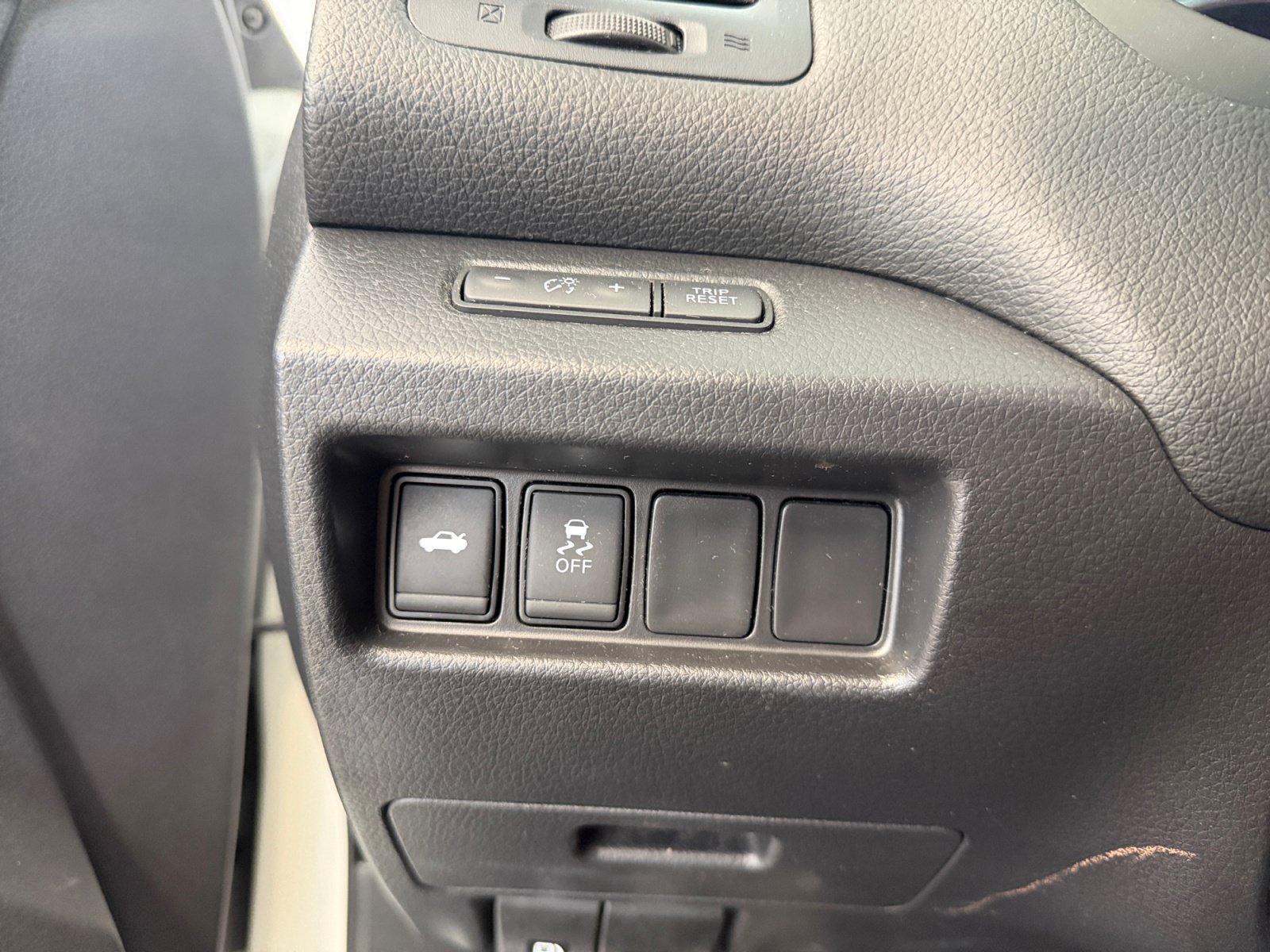 Used 2018 Pearl White Nissan 2.5 SR image 17