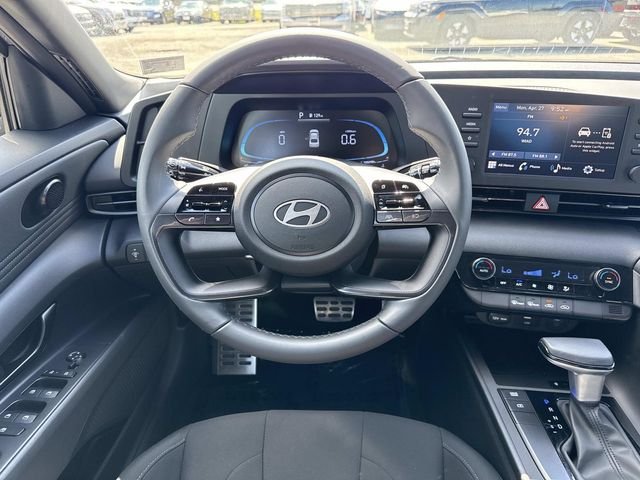 Used 2025  Hyundai SEL Sport image 16