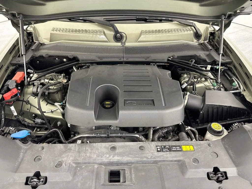 Used 2024 Green Land Rover X-Dynamic SE image 31
