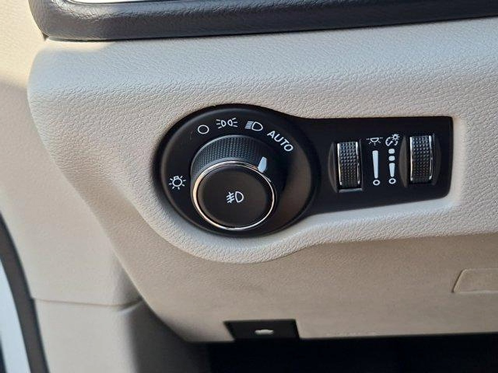 Used 2023 Bright White Clearcoat Chrysler Touring L image 17