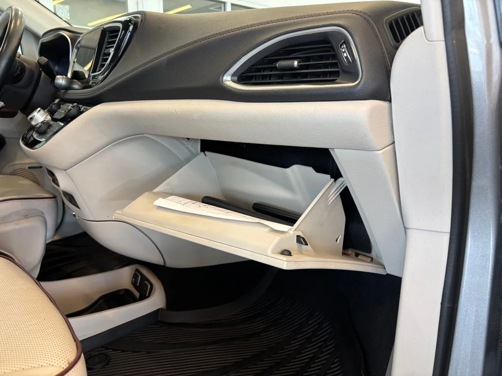 Used 2017 Silver Chrysler Limited image 24
