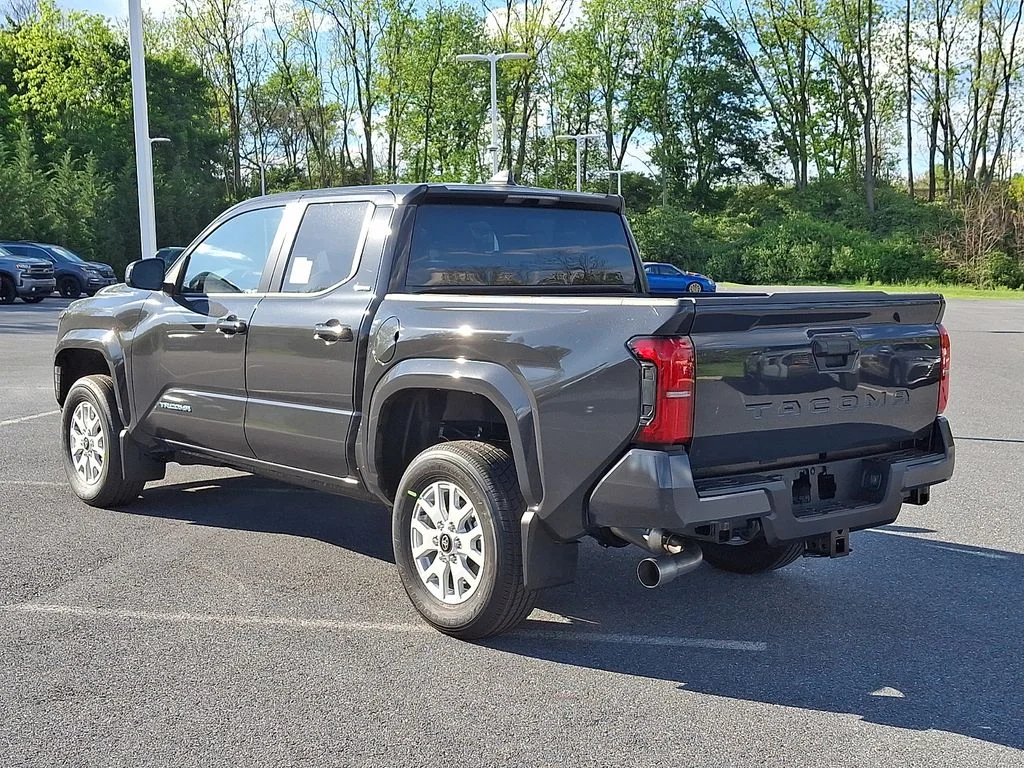 2026 Toyota Tacoma SR5 - Photo 8