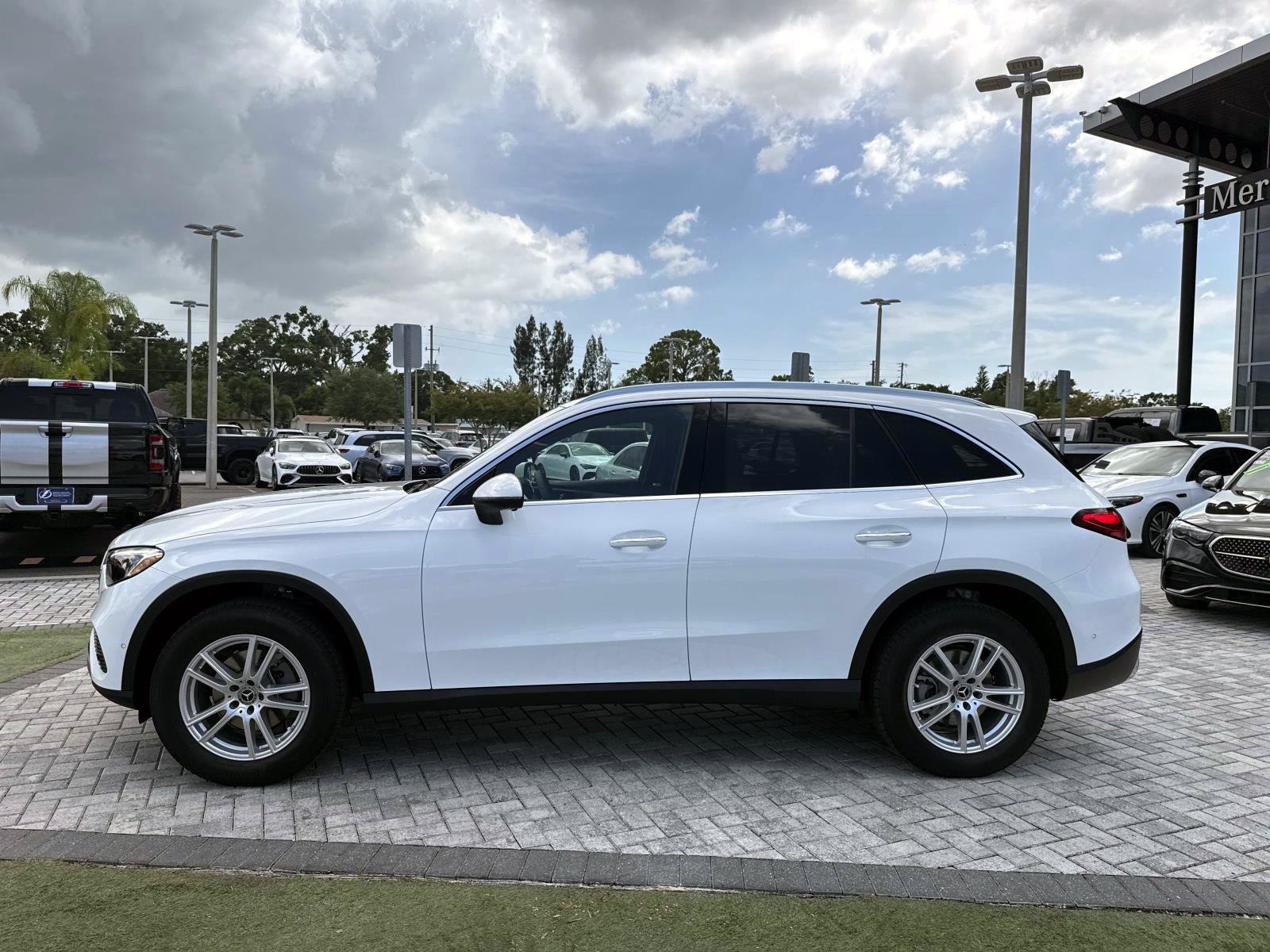 New 2026 Polar White Mercedes-Benz 300 SUV image 3