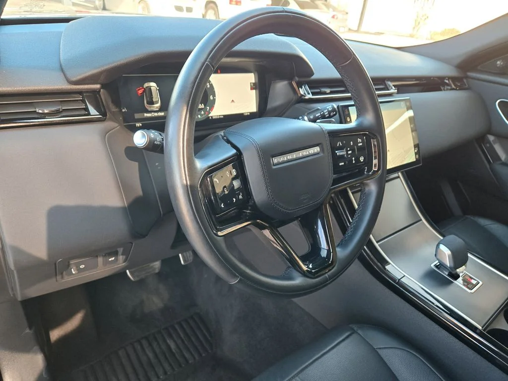 Used 2025  Land Rover Dynamic SE image 11