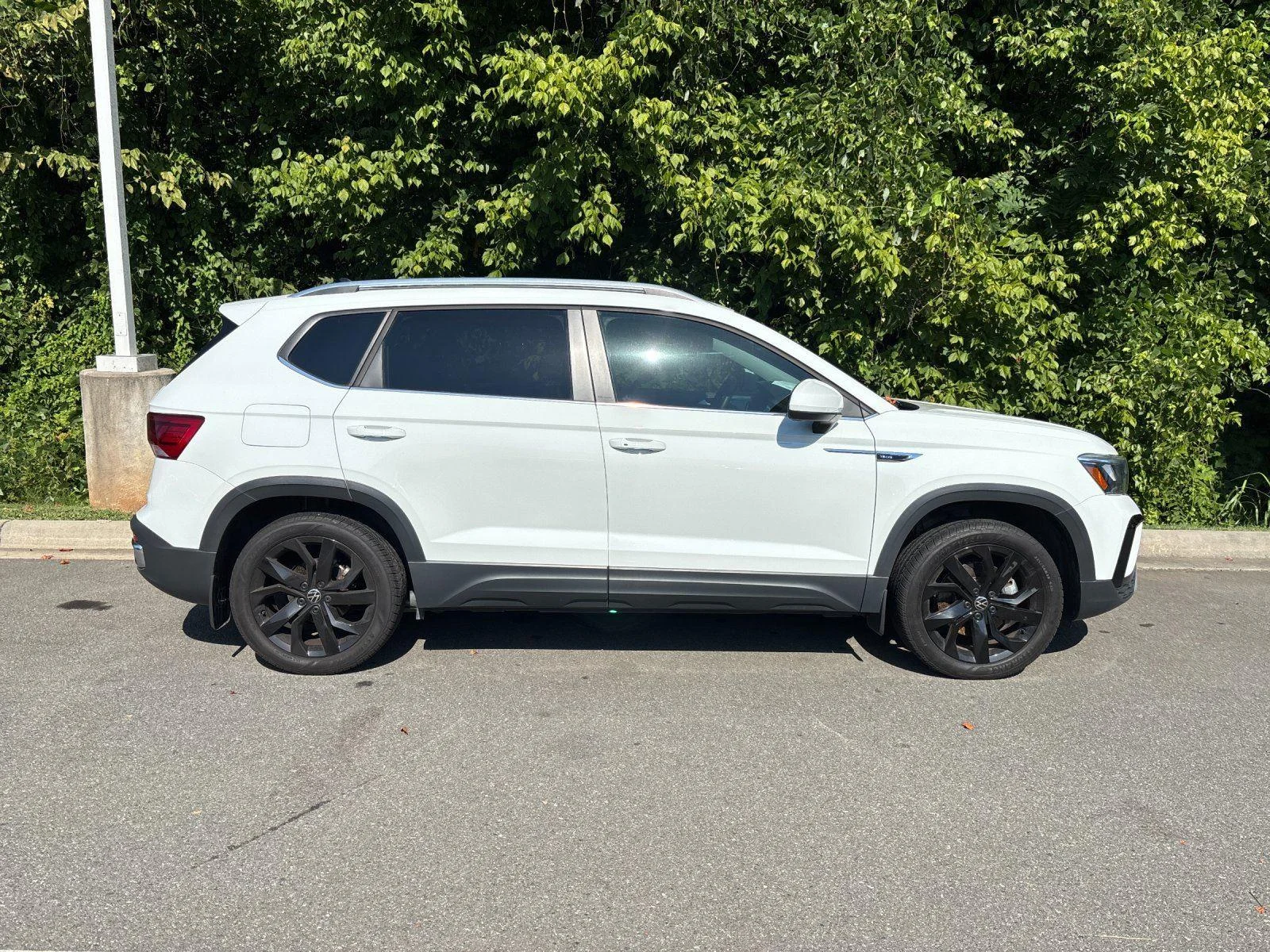 Used 2024 Pure White Volkswagen SE image 6
