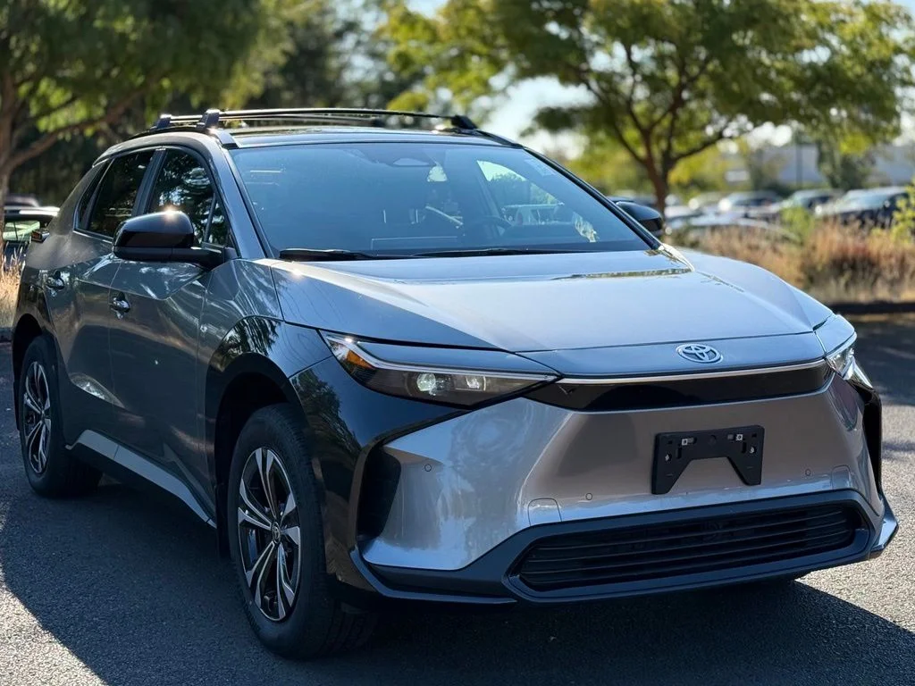 Used 2025  Toyota XLE image 7