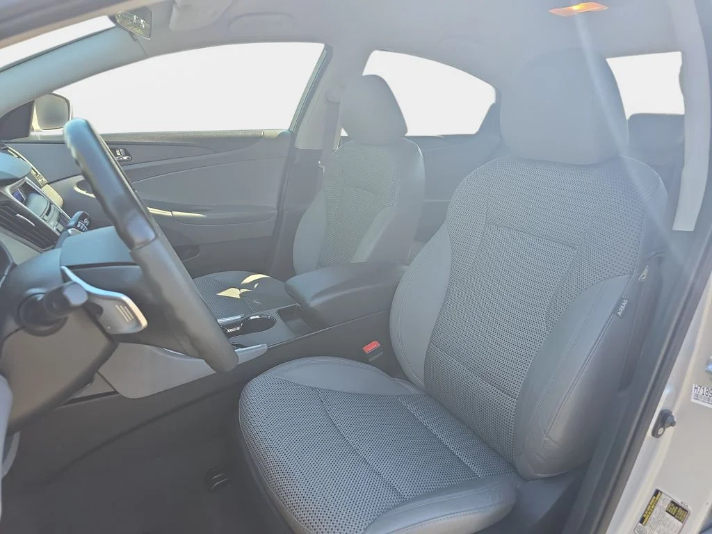 Used 2011 Silver Hyundai SE image 17