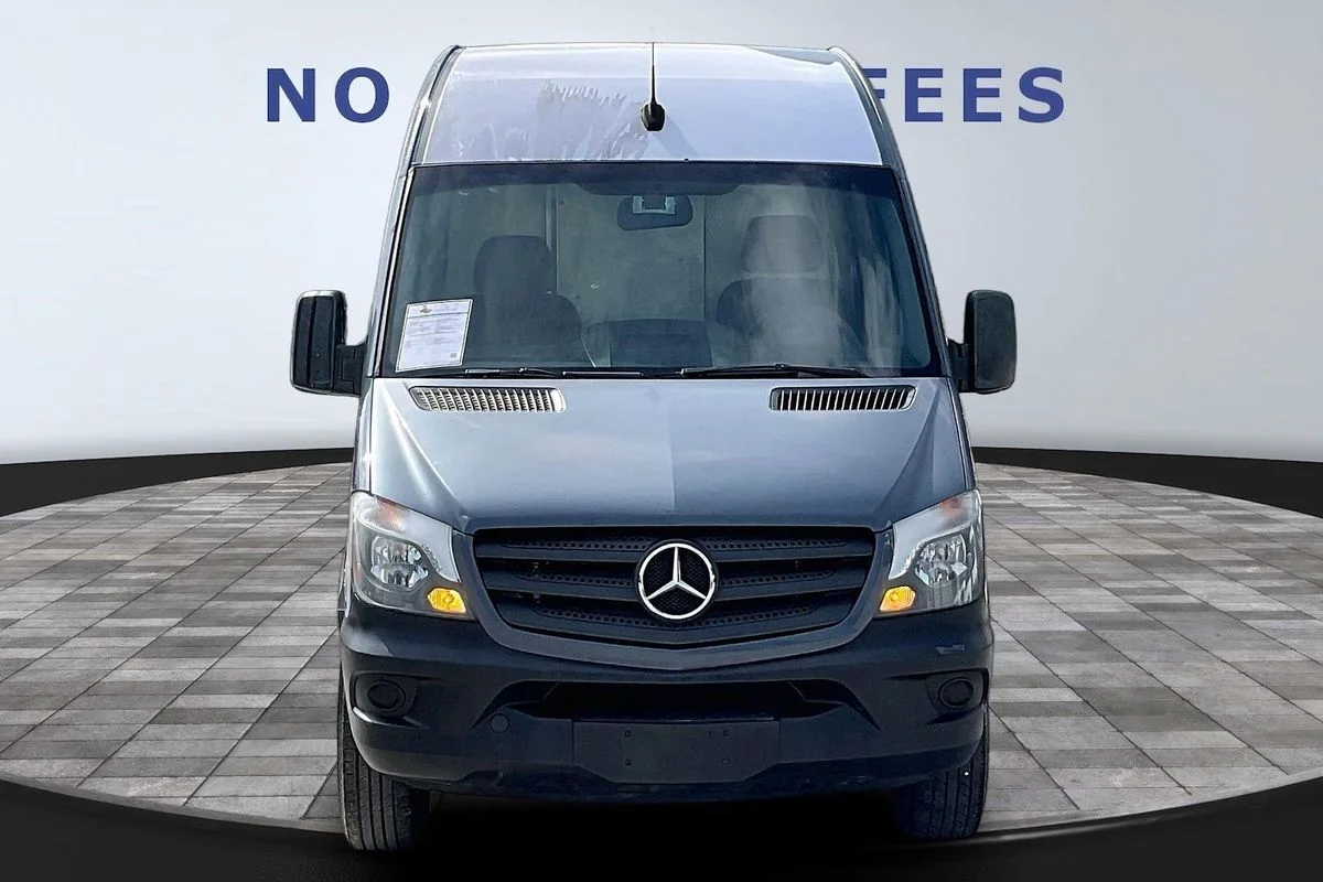 Used 2018  Mercedes-Benz Standard Roof V6 image 2