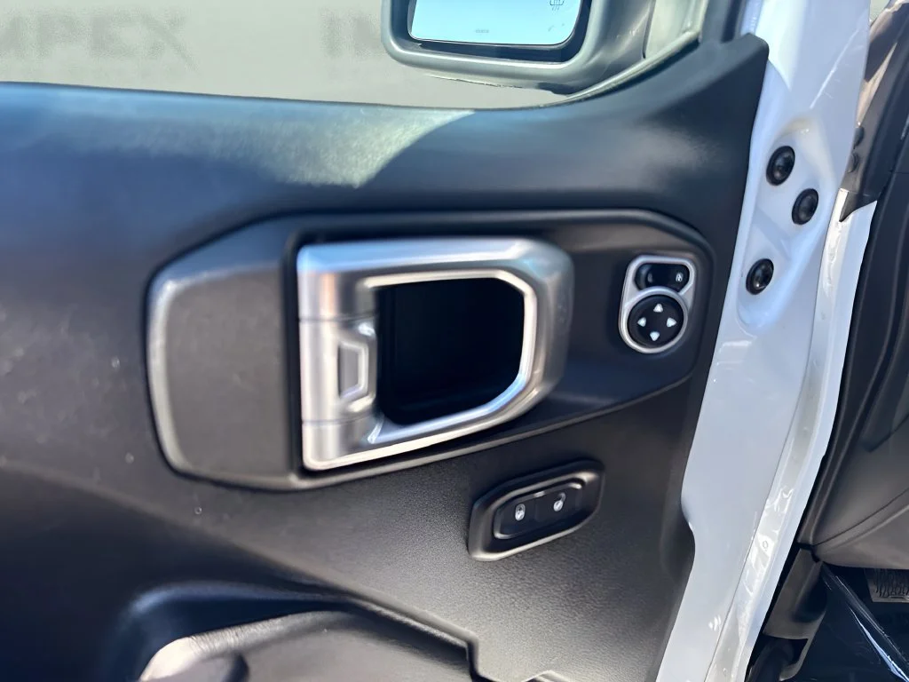 Used 2018 White Jeep Sport S image 23