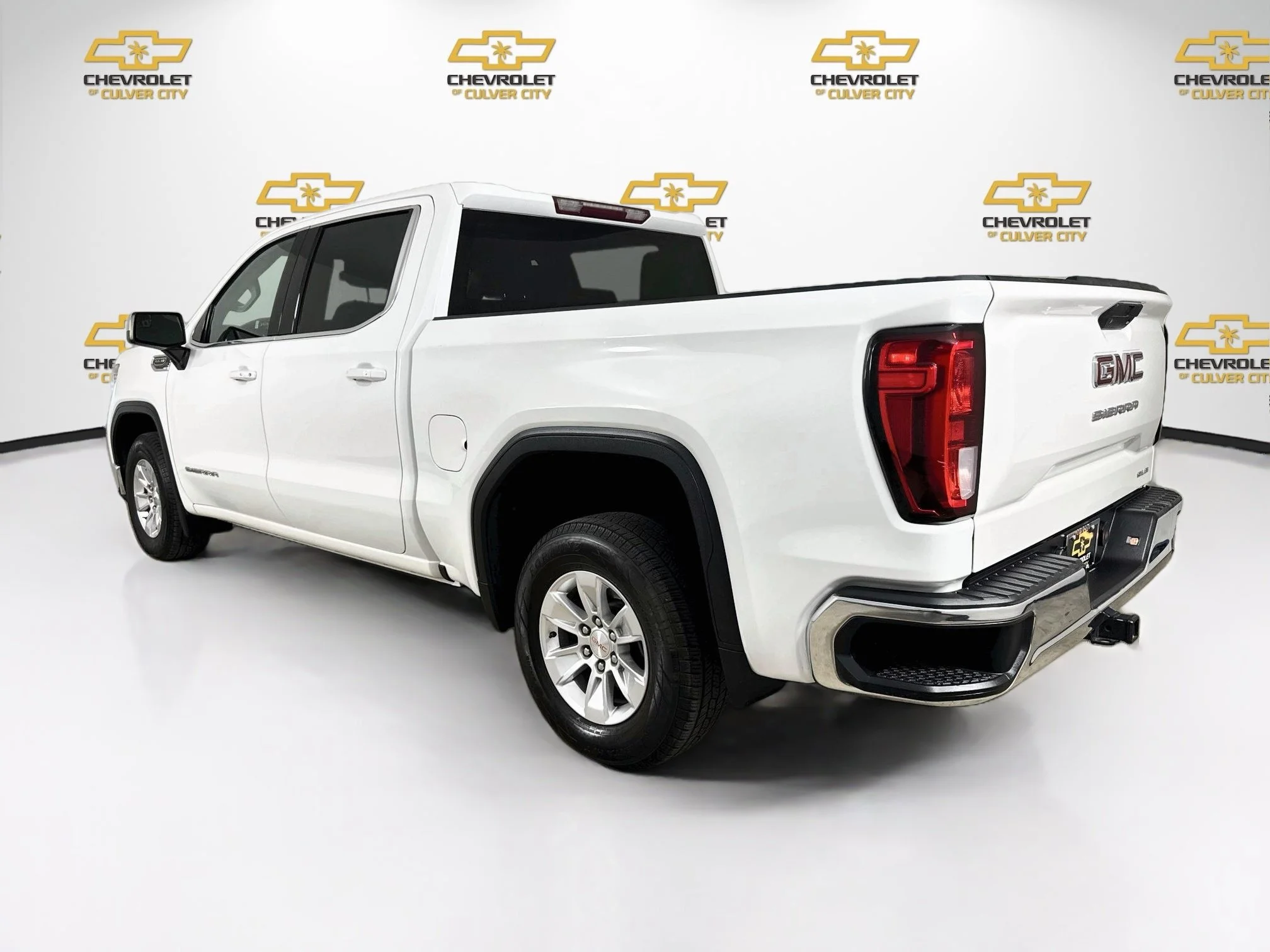 Used 2020 SUMMIT WHITE GMC SLE image 6