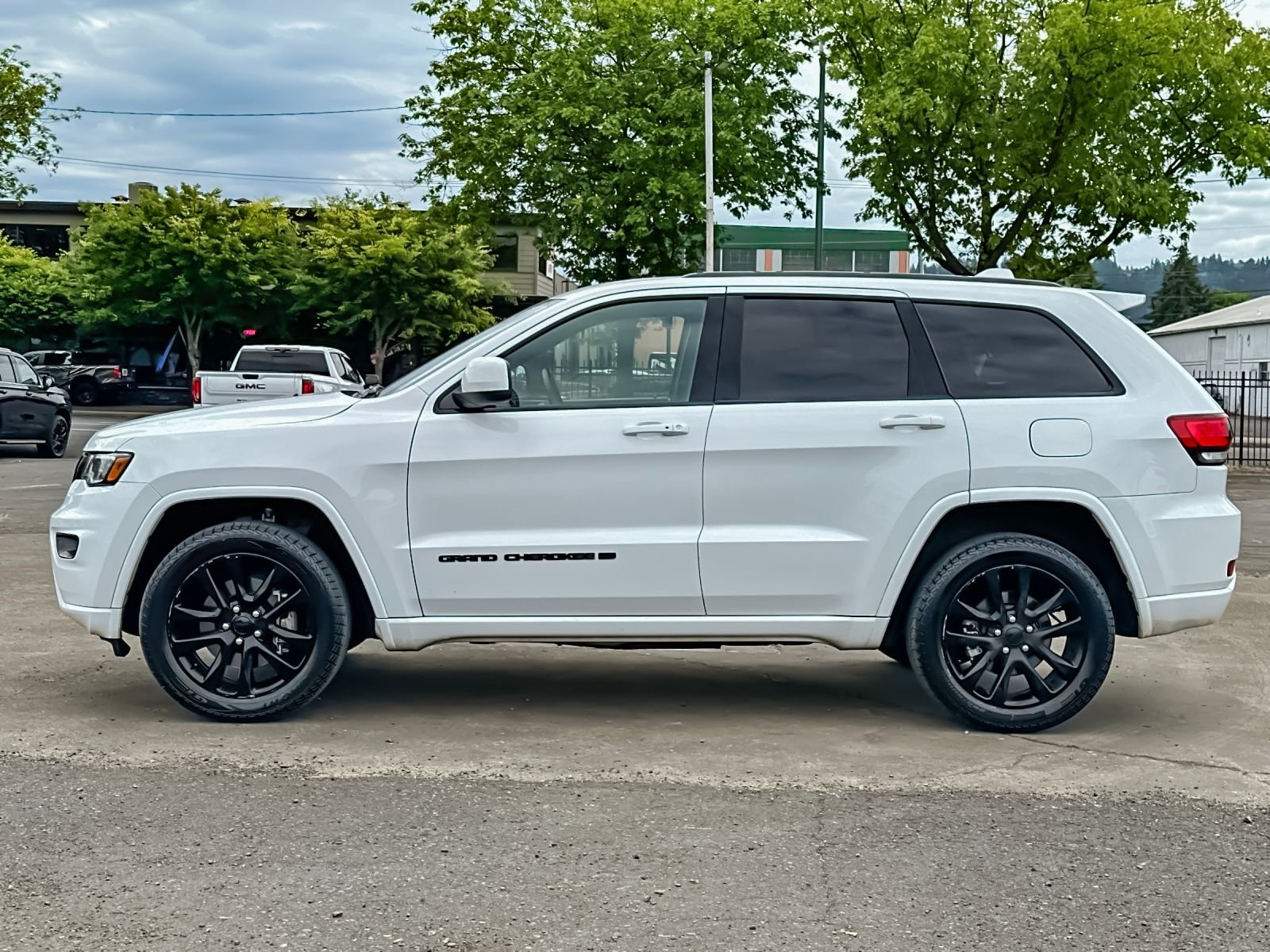 Used 2022 White Jeep Laredo X image 6
