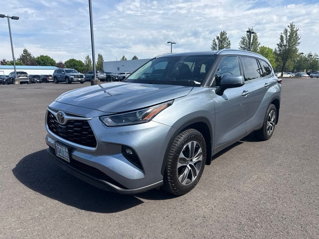 Used 2021 Moon Dust Toyota XLE image 3