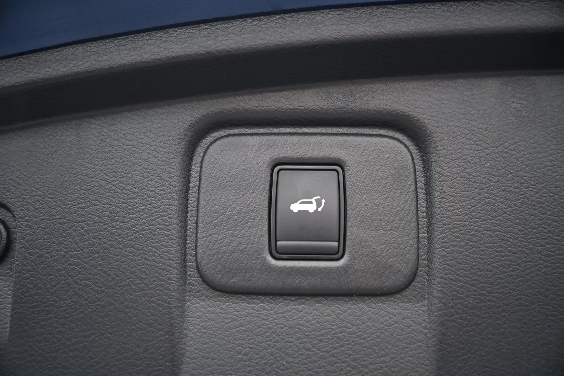 Used 2020 Deep Blue Pearl Nissan SL image 16