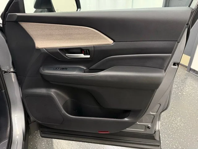 Certified Used 2025  Toyota Limited image 8